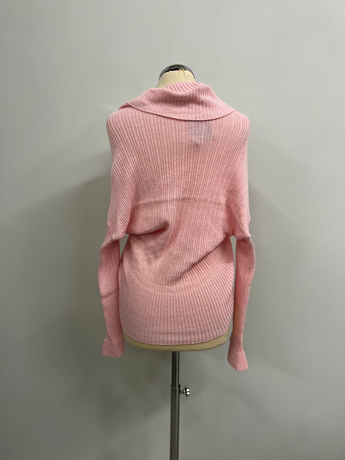 Cardigan con spilla .