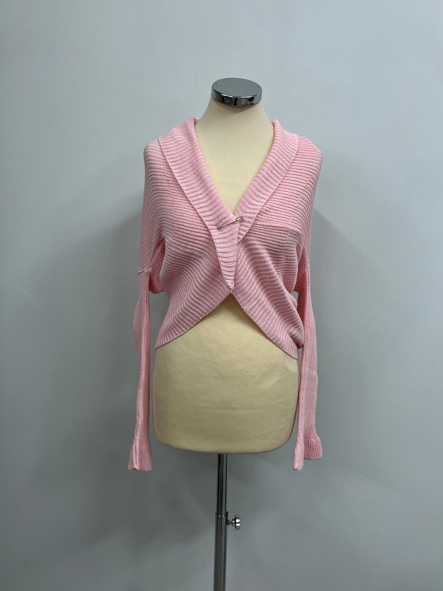 Cardigan con spilla .