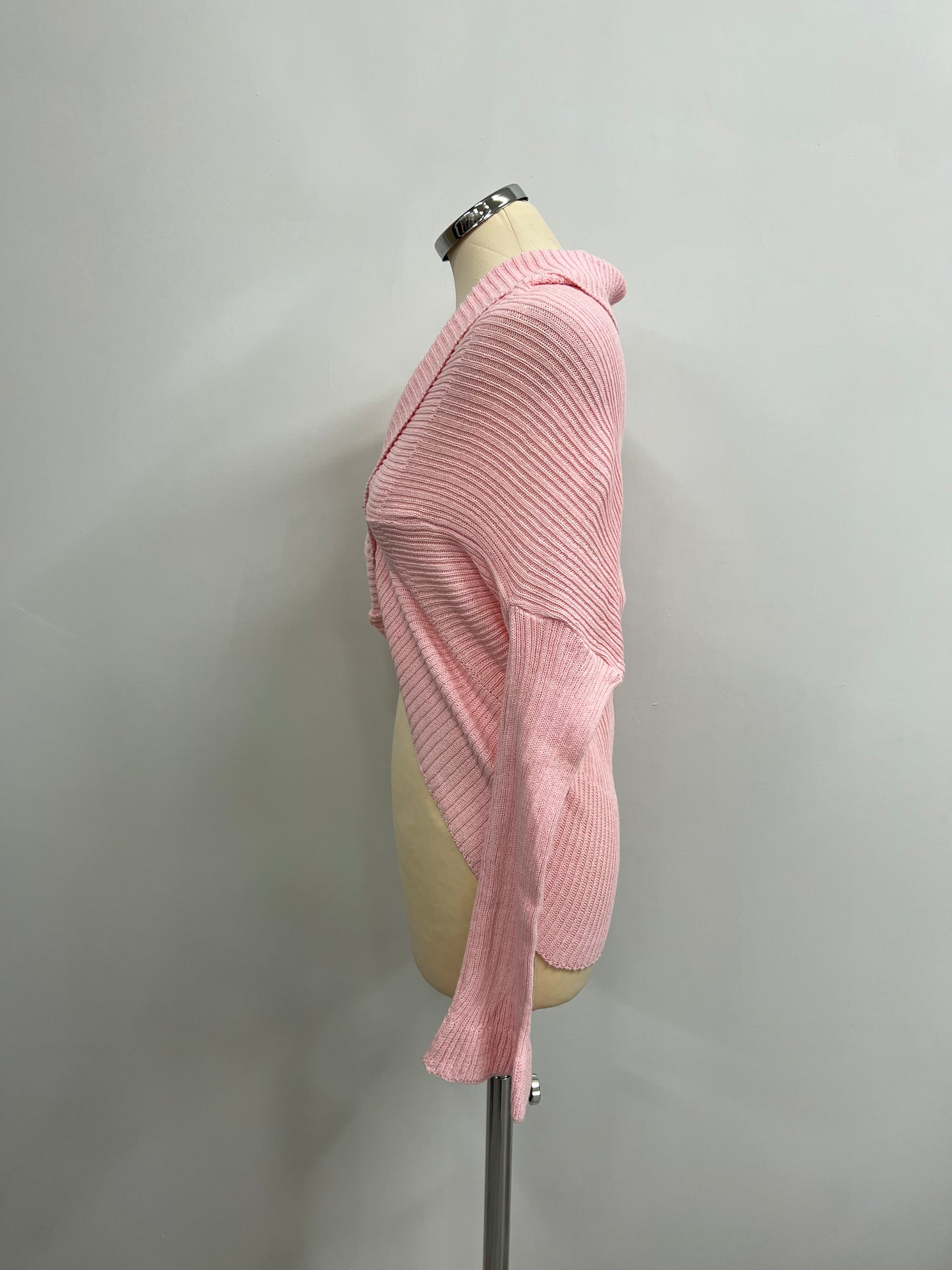 Cardigan con spilla .