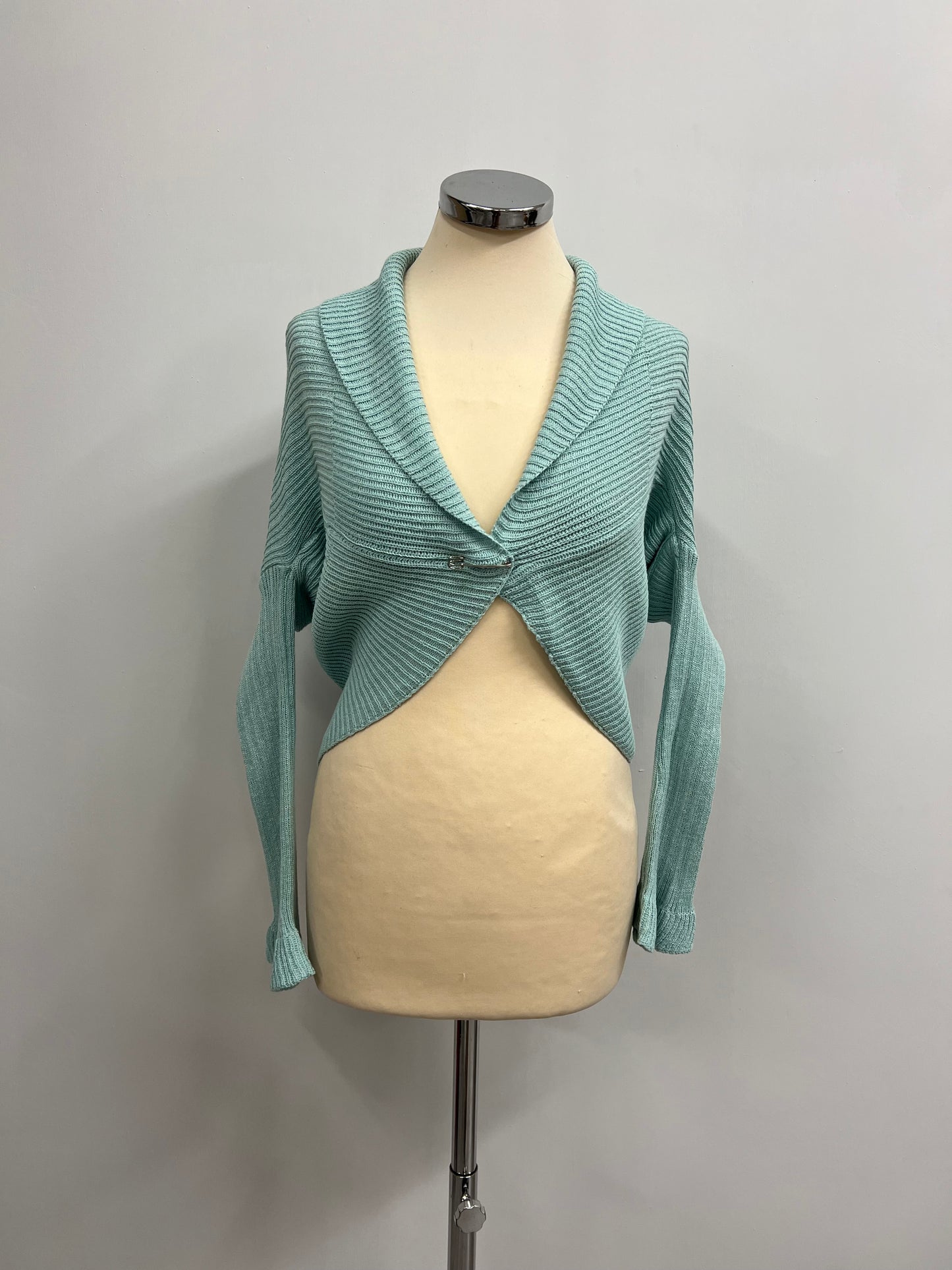 Cardigan con spilla .