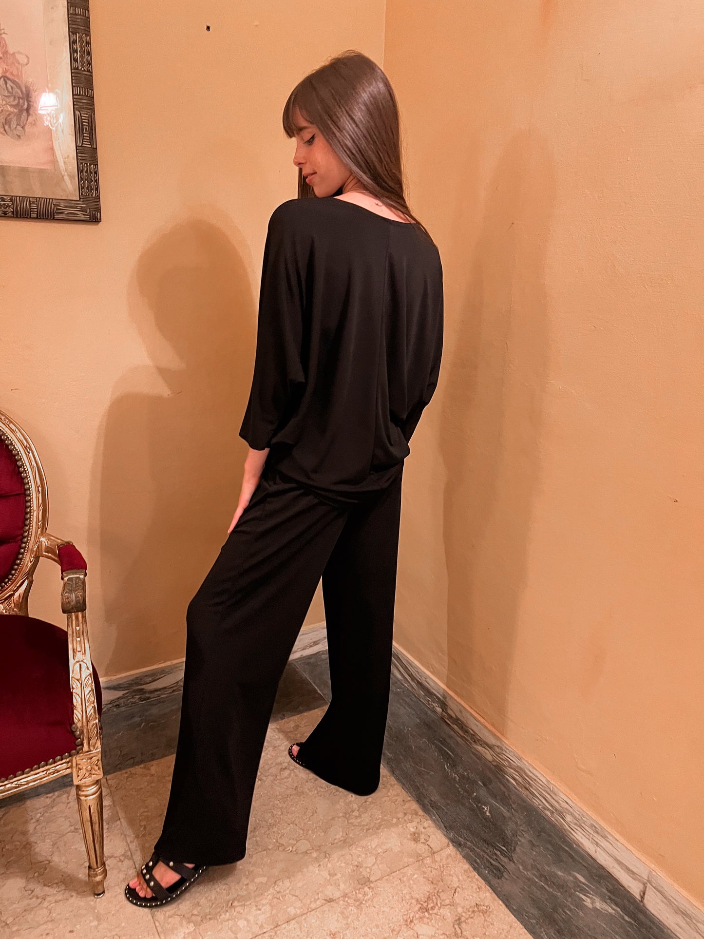 Pantalone nero basico elasticizzato.