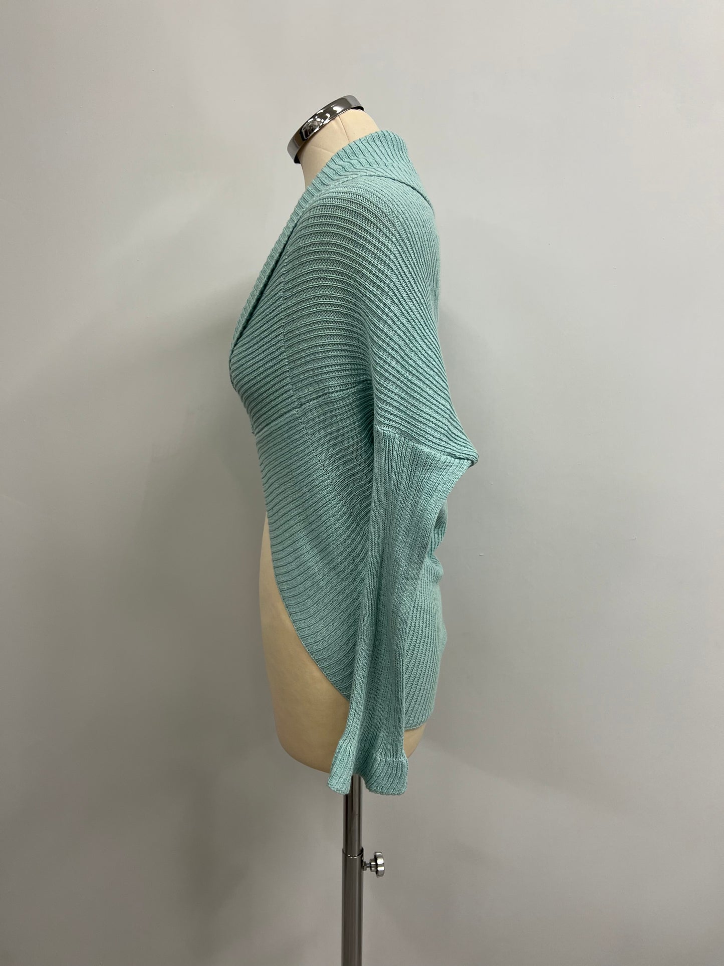 Cardigan con spilla .