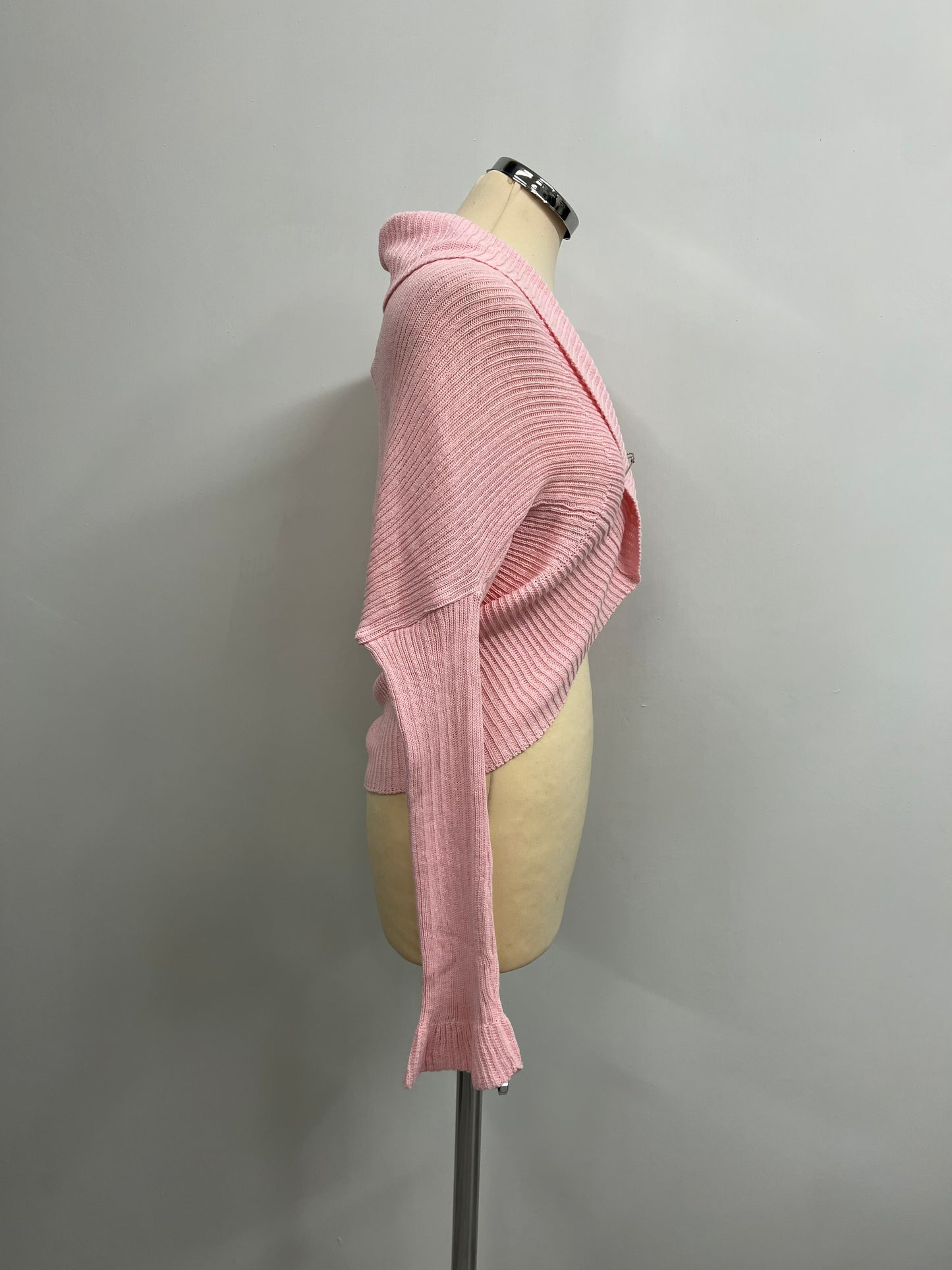 Cardigan con spilla .