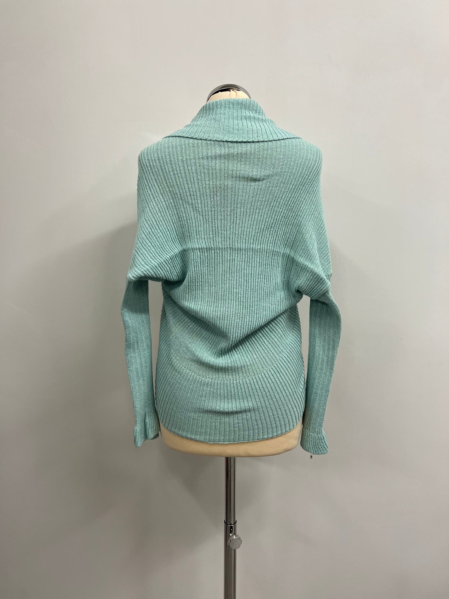 Cardigan con spilla .