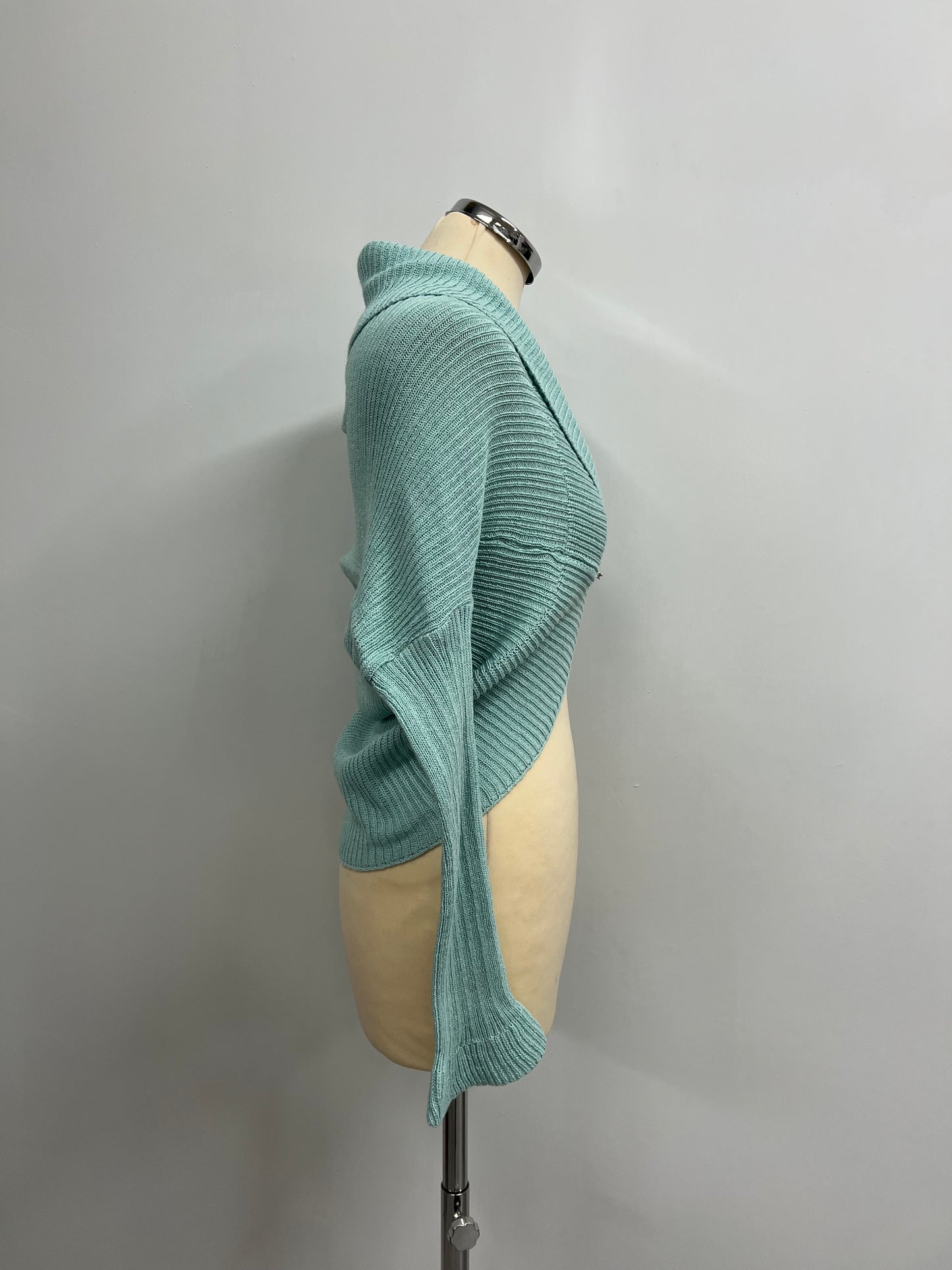 Cardigan con spilla .